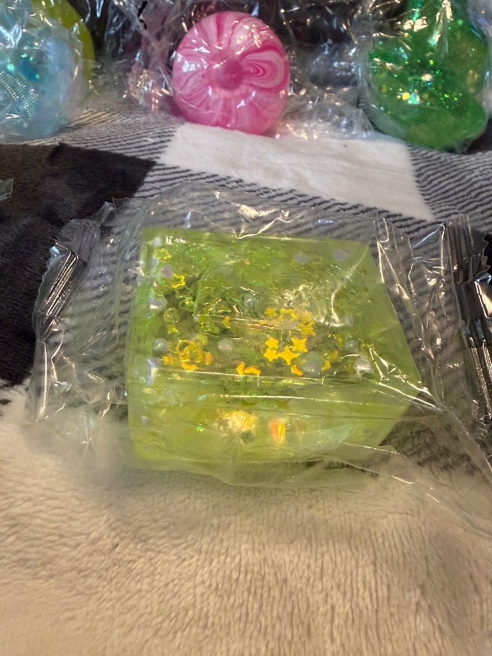 Assorted Squishes 🩷💚🩵💛 - Picture 4 of 9